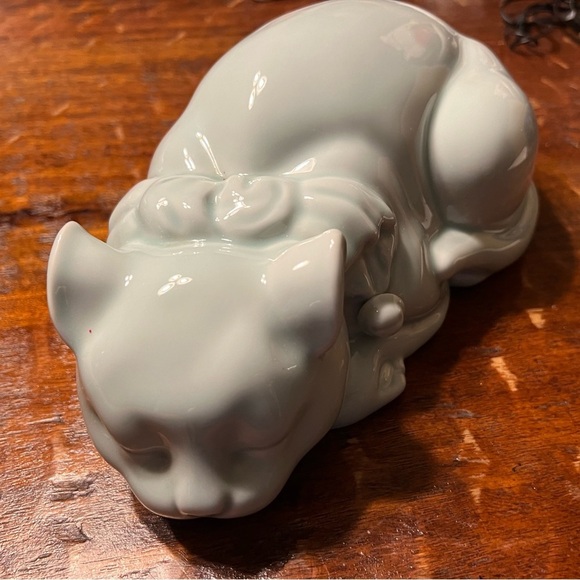 Sleeping Cat Figurine Porcelain Celadon Nemuri Neko Okimono Statue Vtg Japan - Picture 2 of 12